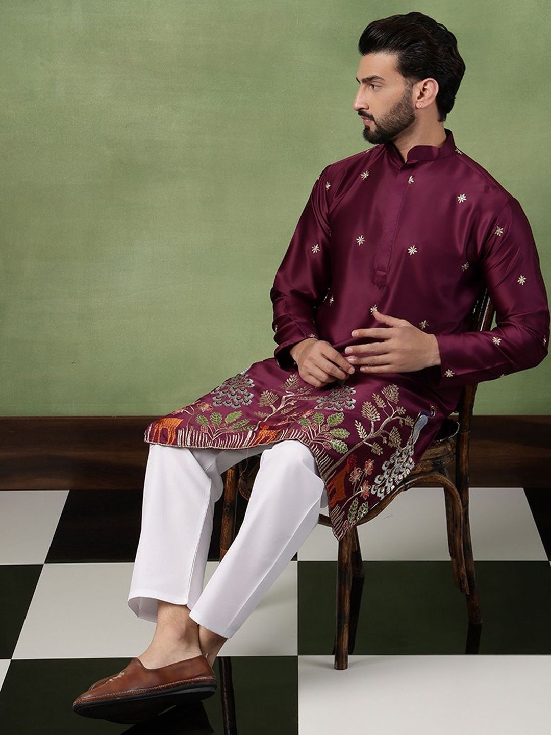SOJANYA Men Floral Embroidered Thread Work Kurta