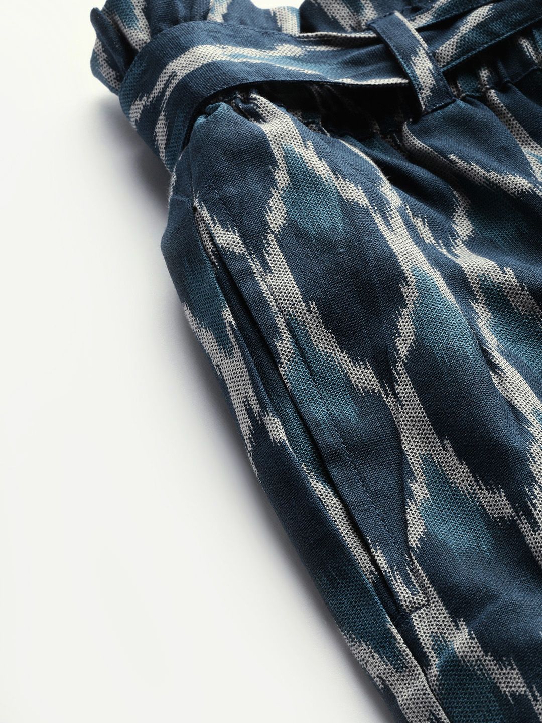 Shae by SASSAFRAS Women Navy Blue & Off-White Ikat Printed Cropped Trousers
