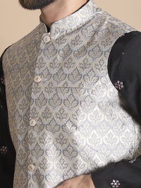Kurta Sutera Kapas Bersulam Bunga Hitam Anouk dengan Jaket Churidar & Nehru