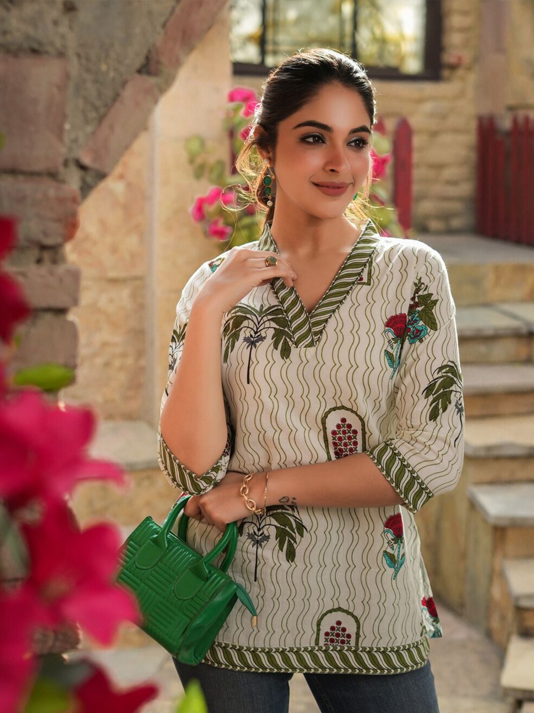 Rain & Rainbow Women's Ethnic Motifs Printed V-Neck Pure Cotton Kurti