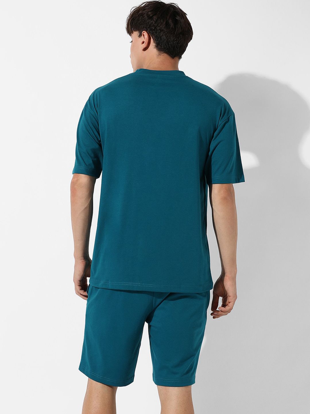 T-shirt lengan pendek Sutra Sutra Campus dengan seluar pendek