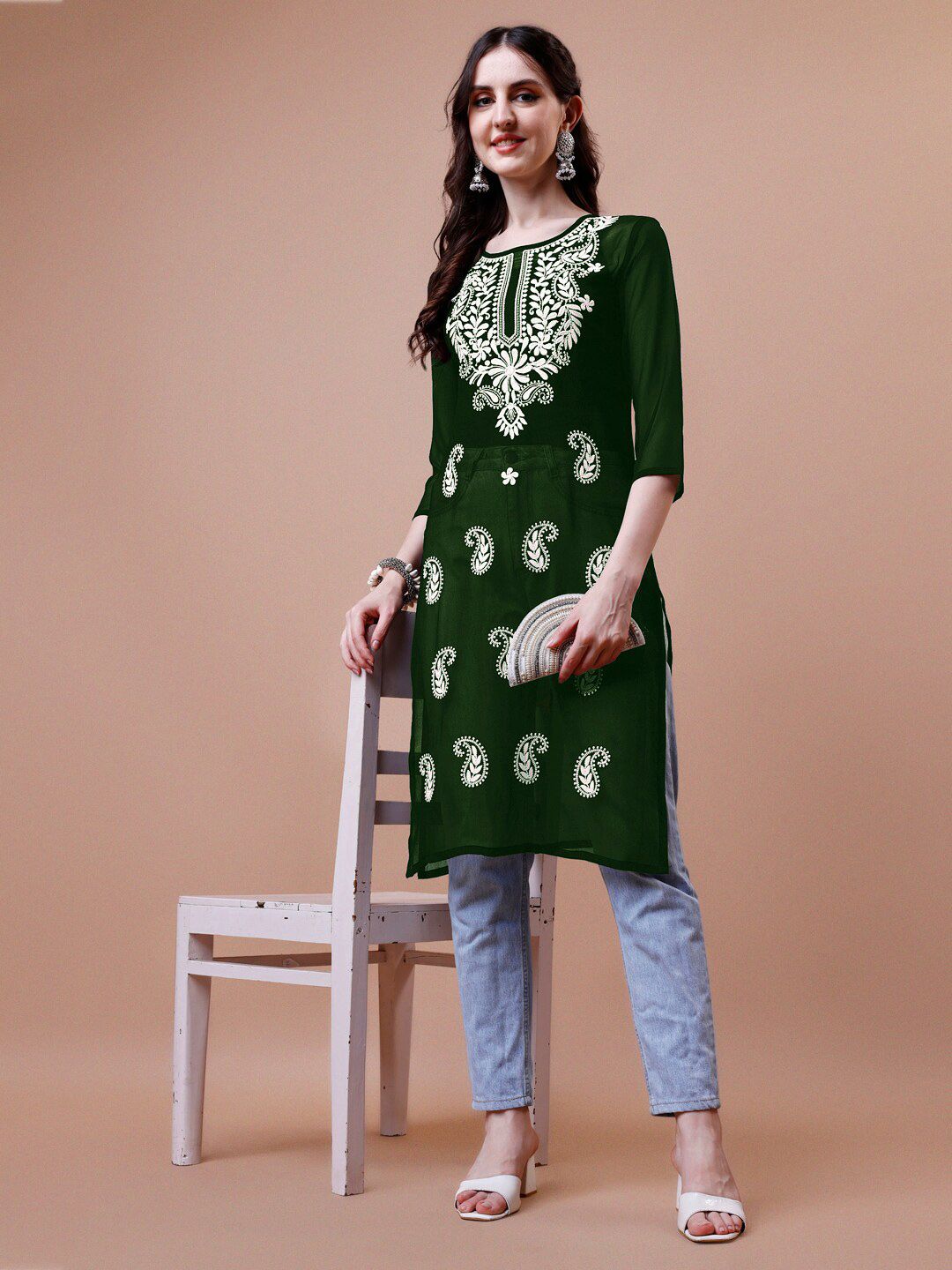 Kalini Paisley bersulam Chikankari Straight Kurta