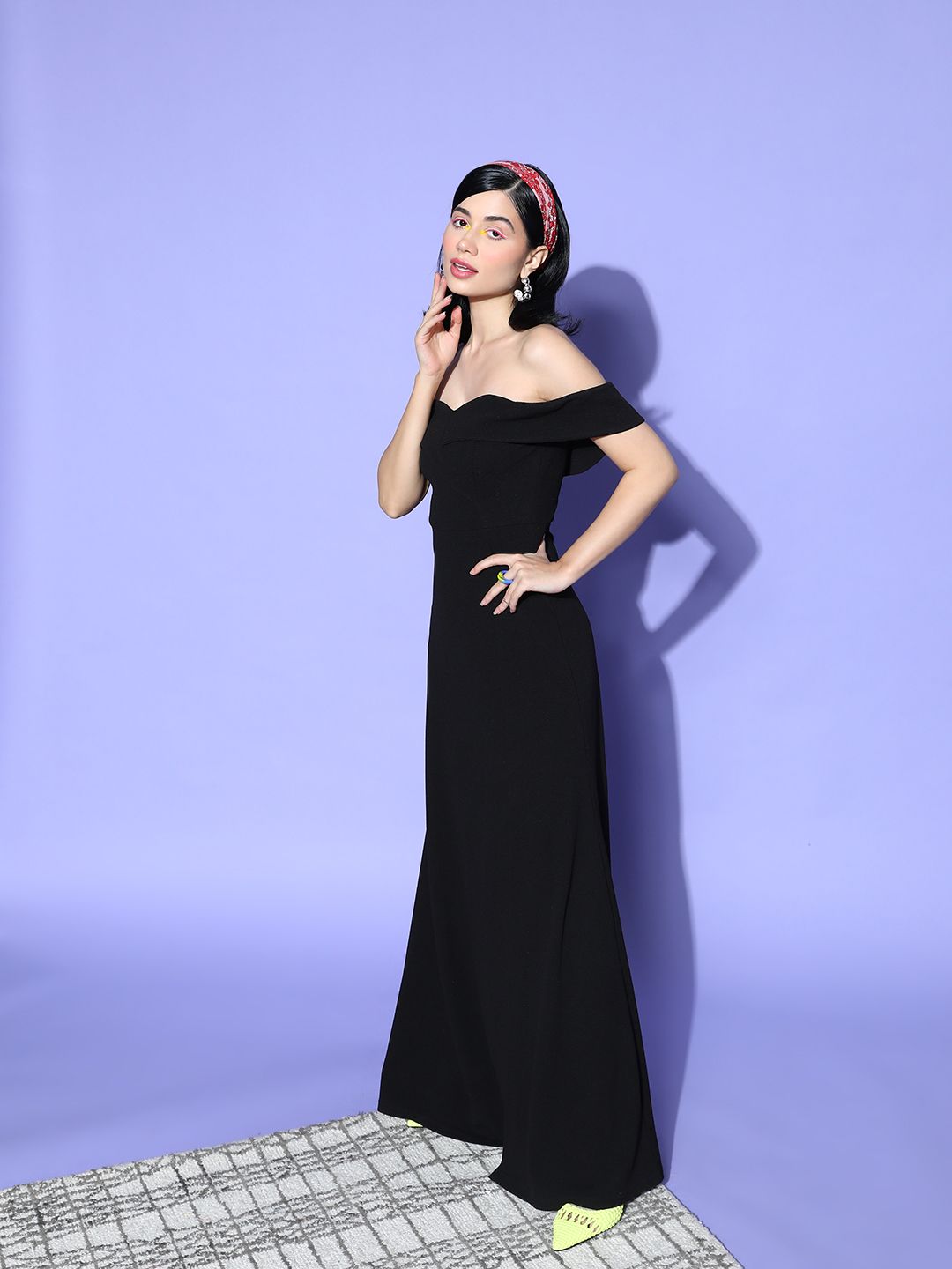 Berrylush Women Classy Black Solid Elevated Gown