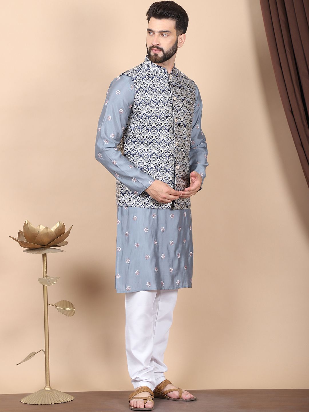 Kurta Sutera Kapas Bersulam Bunga Kelabu Anouk dengan Jaket Churidar & Nehru