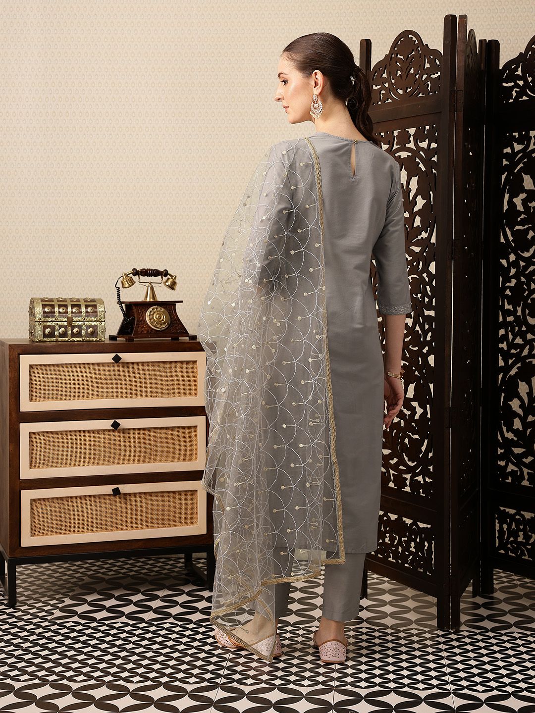 House of Pataudi Floral Yoke Design V-Neck Thread Work Jashn Kurta with Trousers & Dupatta
