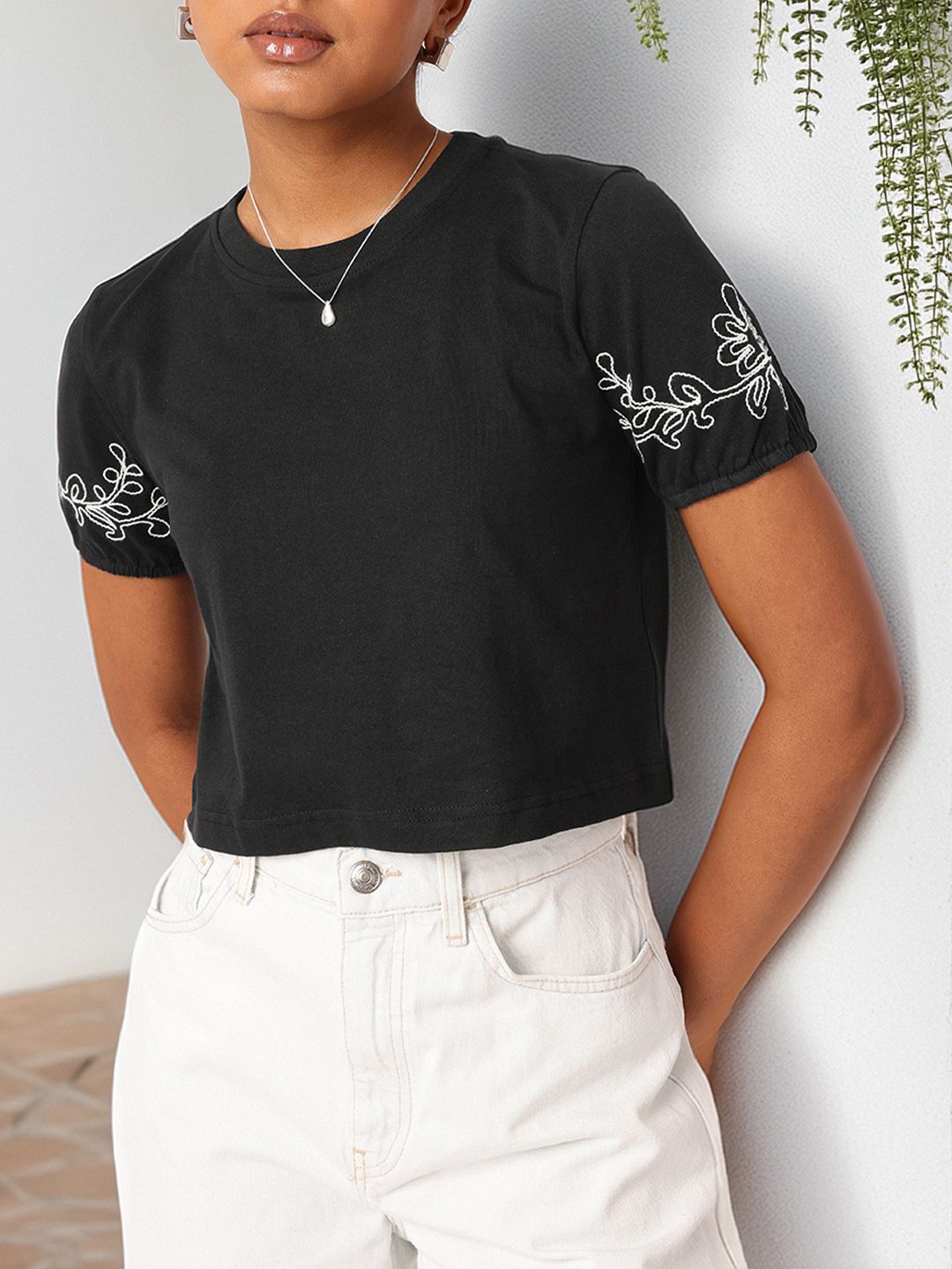 DressBerry Cute Exquisite Embroidery Crop Top