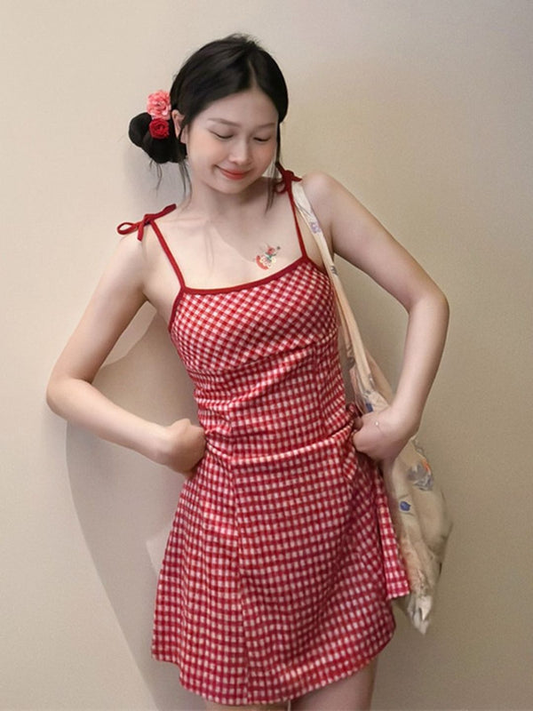 Dressberry diperiksa tali bahu pakaian mini