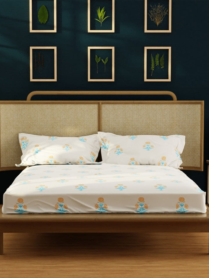 URBAN SPACE White & Red Printed 200 TC Cotton Double King Bedsheet with 2 Pillow Covers