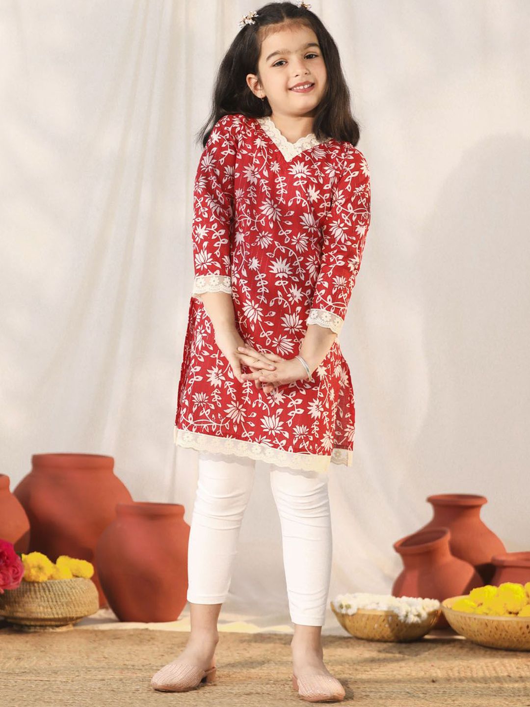 VASTRAMAY Girls Floral Printed V-Neck Pure Cotton Straight Kurta with Leggings