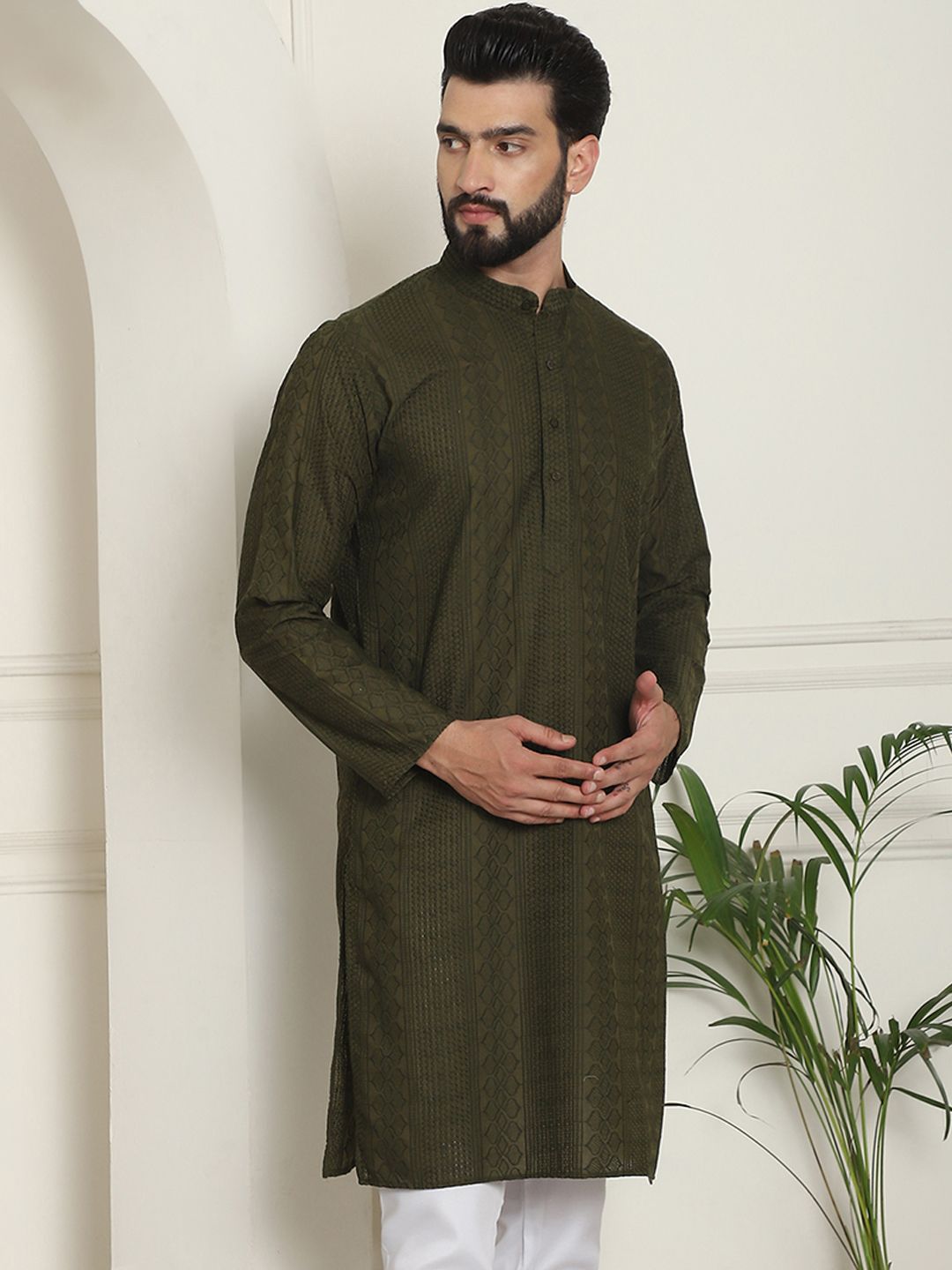 SOJANYA Geometric Embroidered Thread Work Mandarin Collar Pure Cotton Straight Kurta