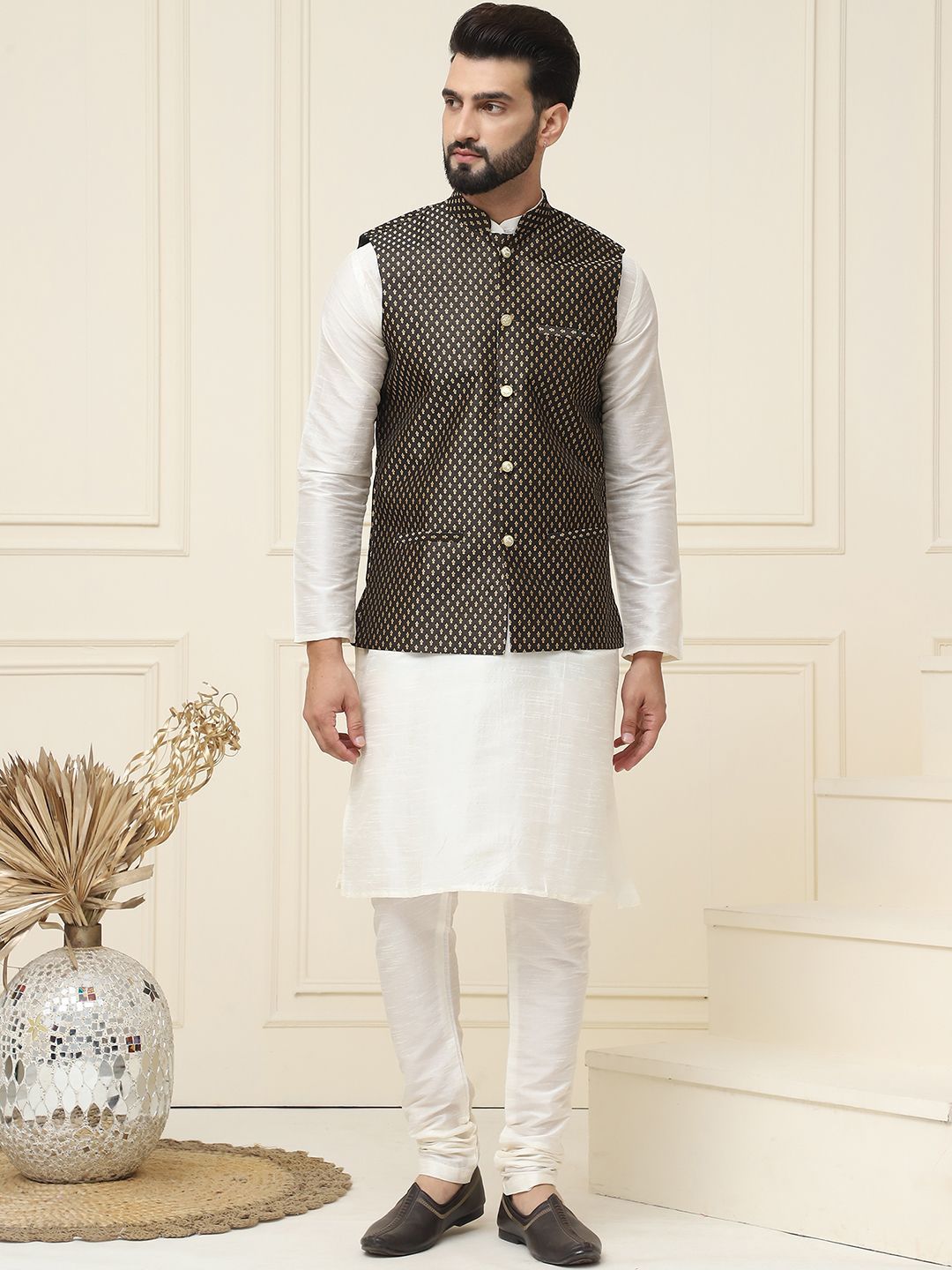 SOJANYA Mandarin Collar Silk Cotton Straight Kurta dengan jaket Churidar & Nehru