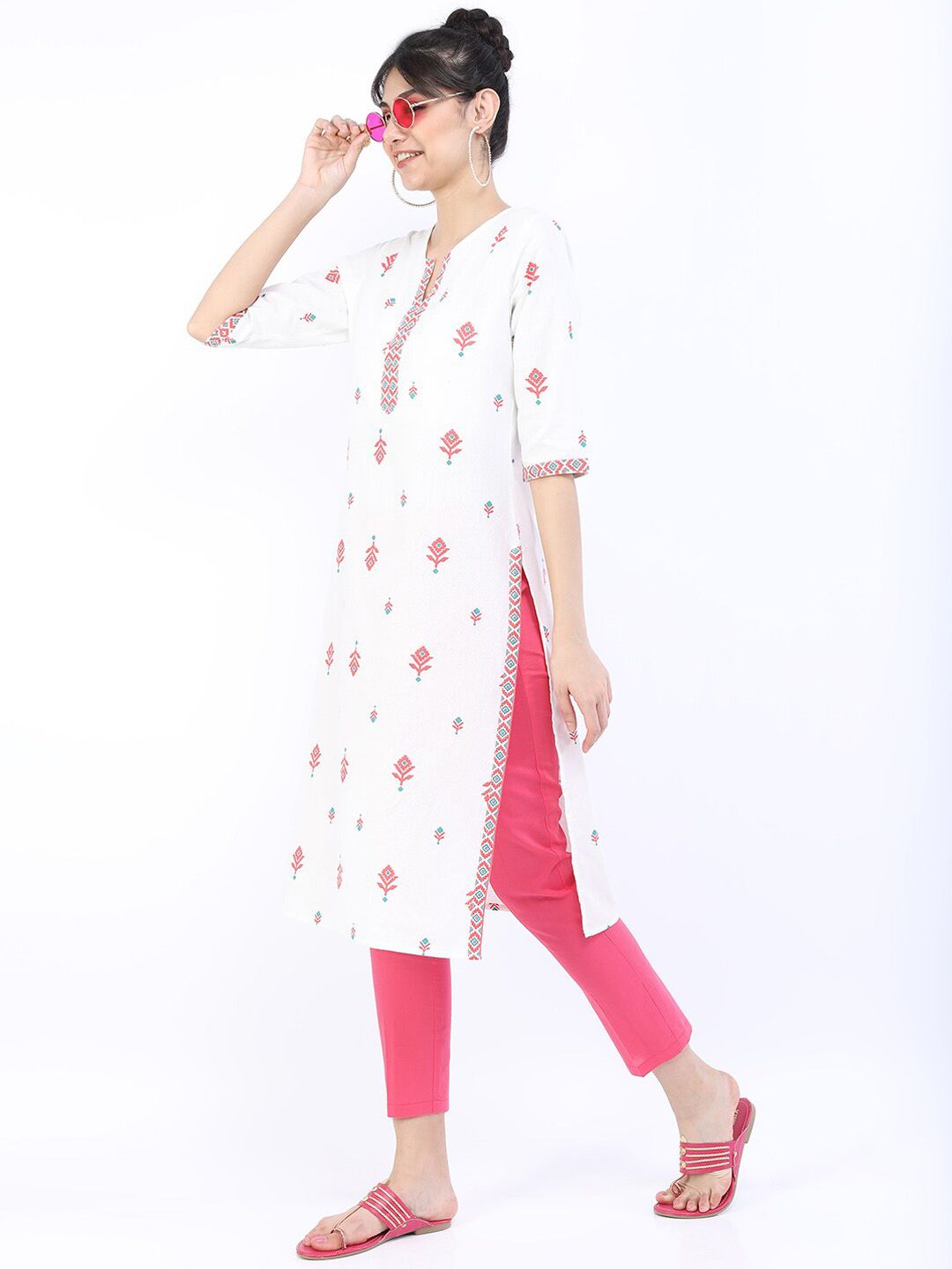 Vishudh Women Off White Floral Embroidered Kurta