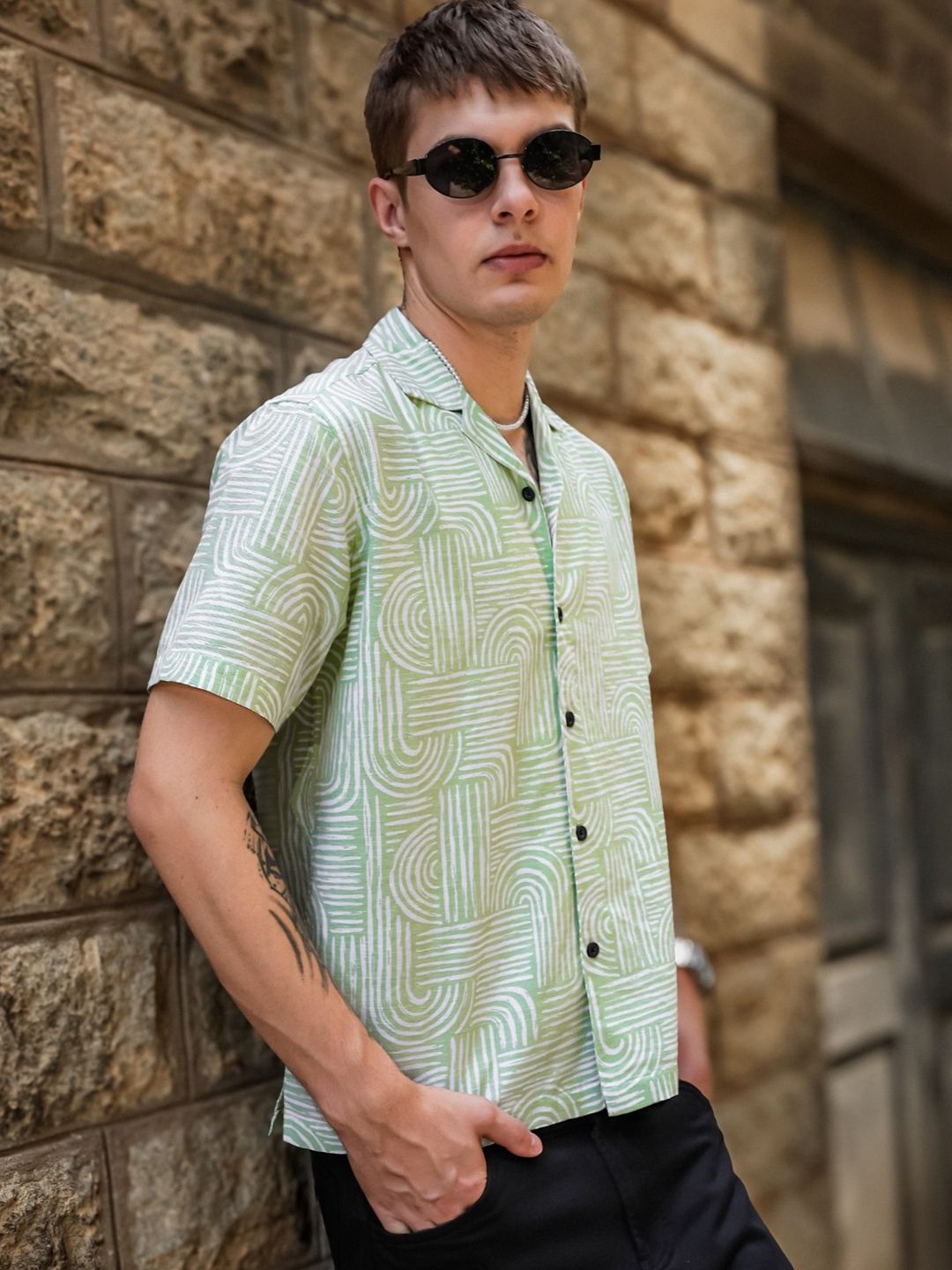 Baju Kasual Kapas Kolar Cuba Eszett Bercetak Abstrak