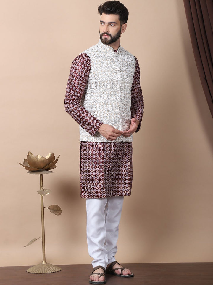 Kurta Kolar Mandarin Bercetak Motif Etnik Maroon dengan Jaket Churidar & Nehru