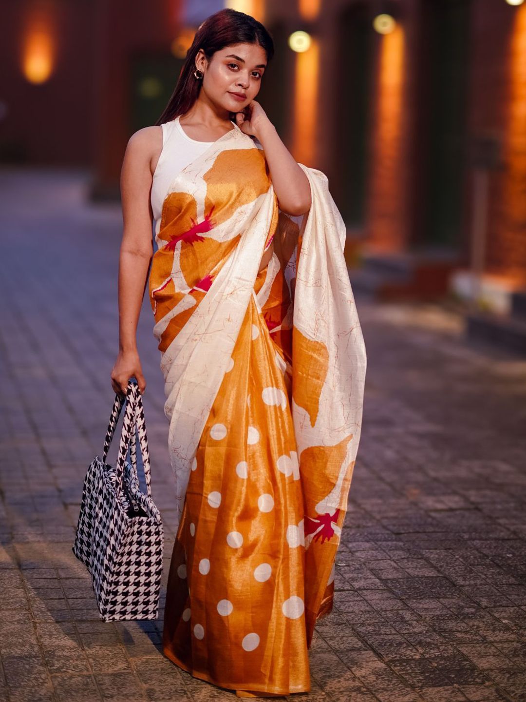 KALINI Women Abstract Printed Saree