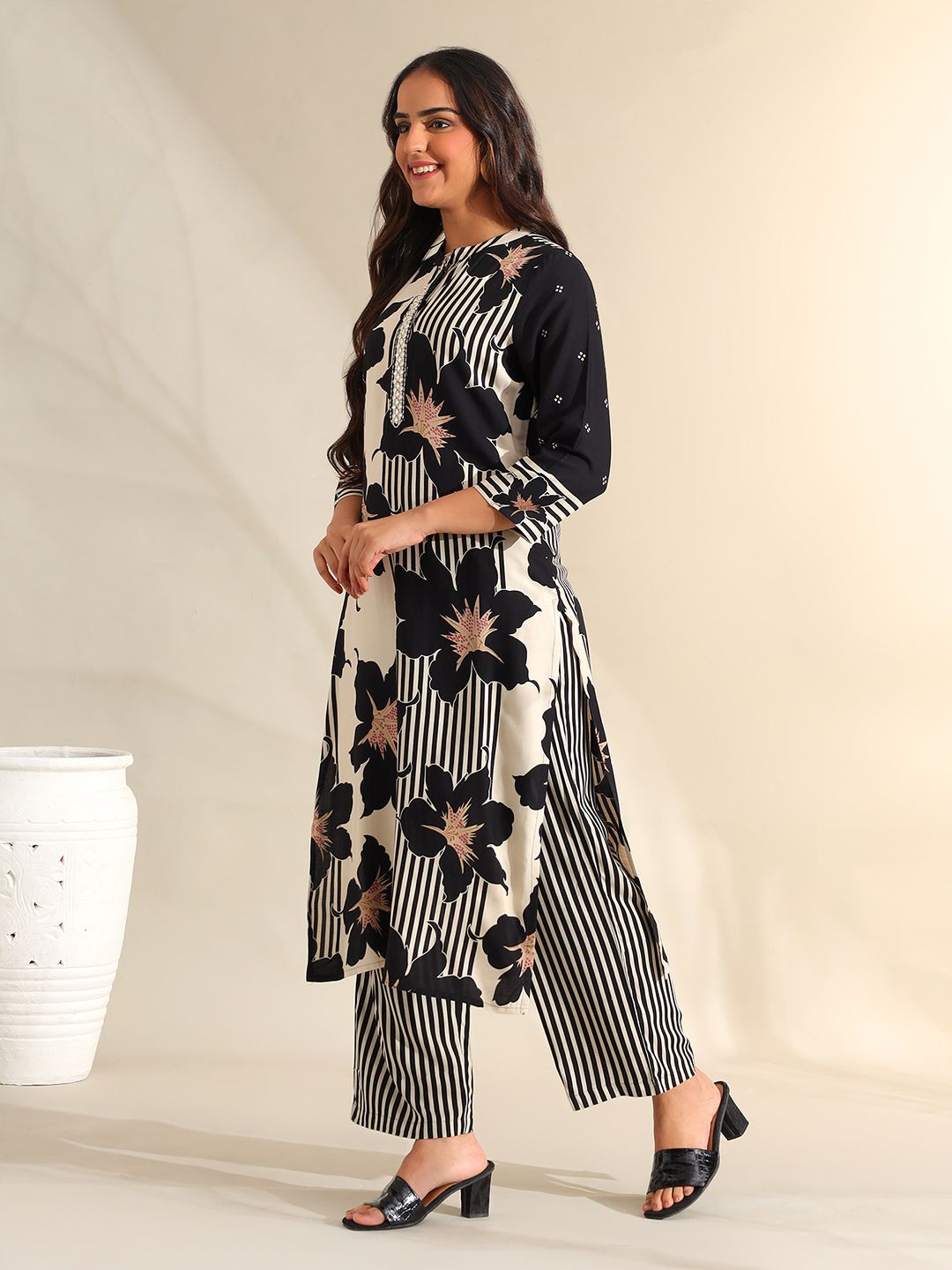 Mamicha Women Floral Printed Regular Beads and Stones Pure Cotton Kurta with Palazzos