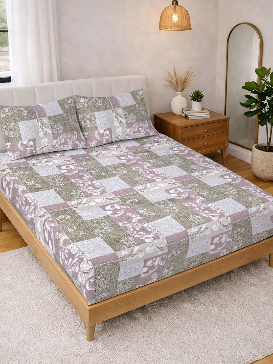 KLOTTHE Pink & White Printed 300 TC King Bedsheet With 2 Pillow Covers- 2.5 m x 2.25 m