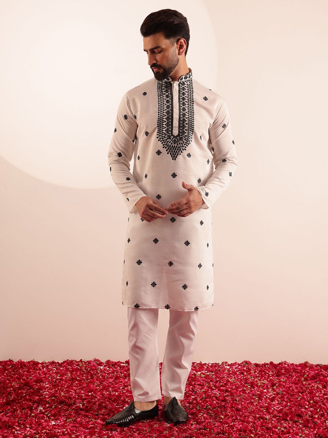 SOJANYA Men Embroidered Mirror Work Kurta