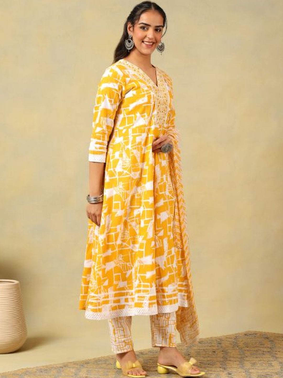 Mamicha Women Printed Regular Thread Work Pure Cotton Kurta with Trousers & With Dupatta
