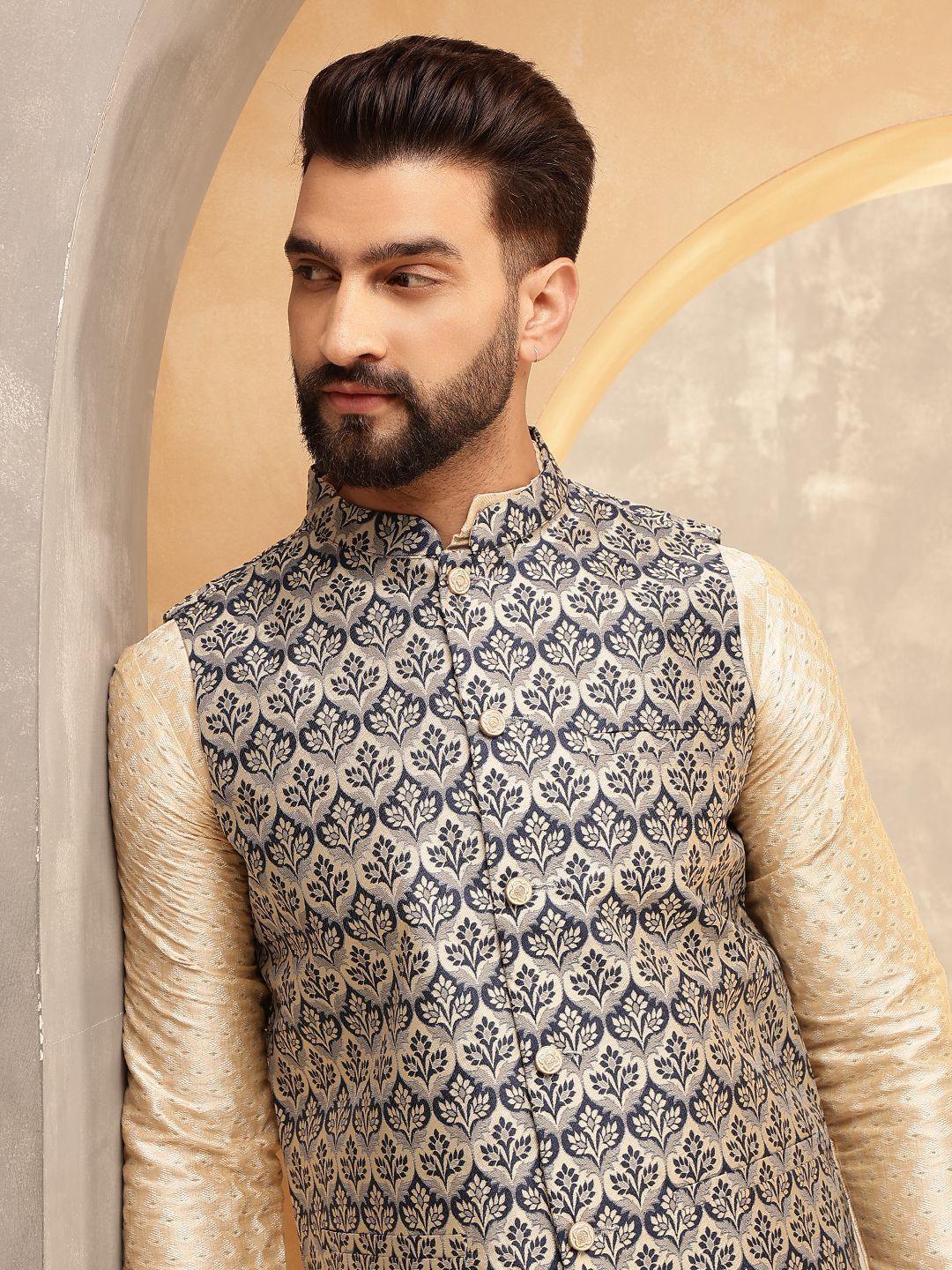 Anouk Beige Woven Design Jacquard Silk Straight Kurta Dengan Piyama Dan Jaket Nehru