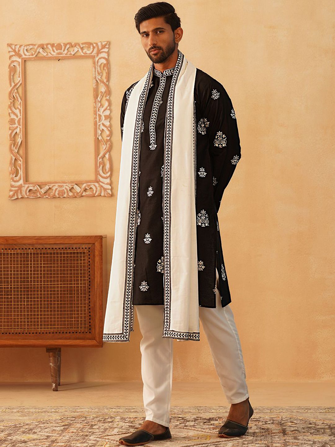 Jompers Men Floral Embroidered Kurta with Pyjama & Dupatta