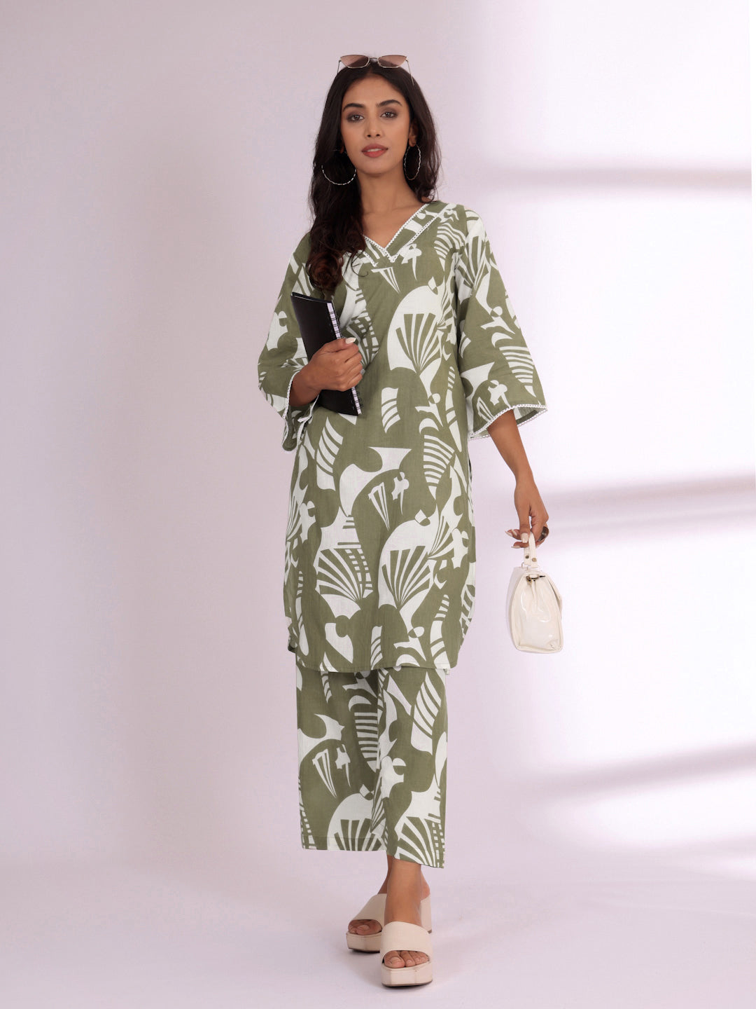 Varanga Floral Printed V-Neck Pure Cotton Straight Kurta dengan seluar