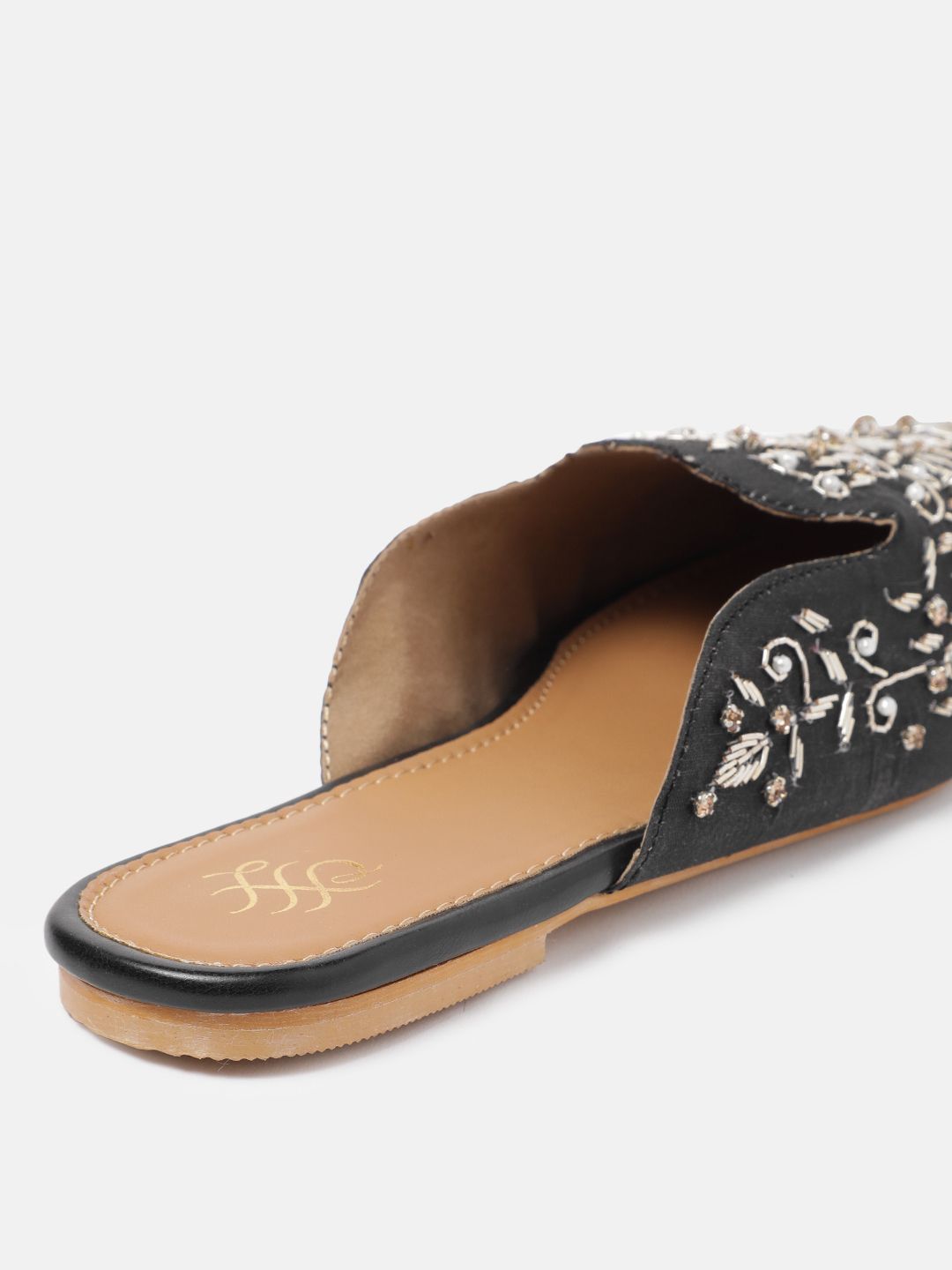 House of Pataudi Women Embellished Ethnic Mules