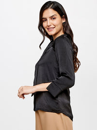 Dan baju hitam baju hitam tiga suku lengan atas