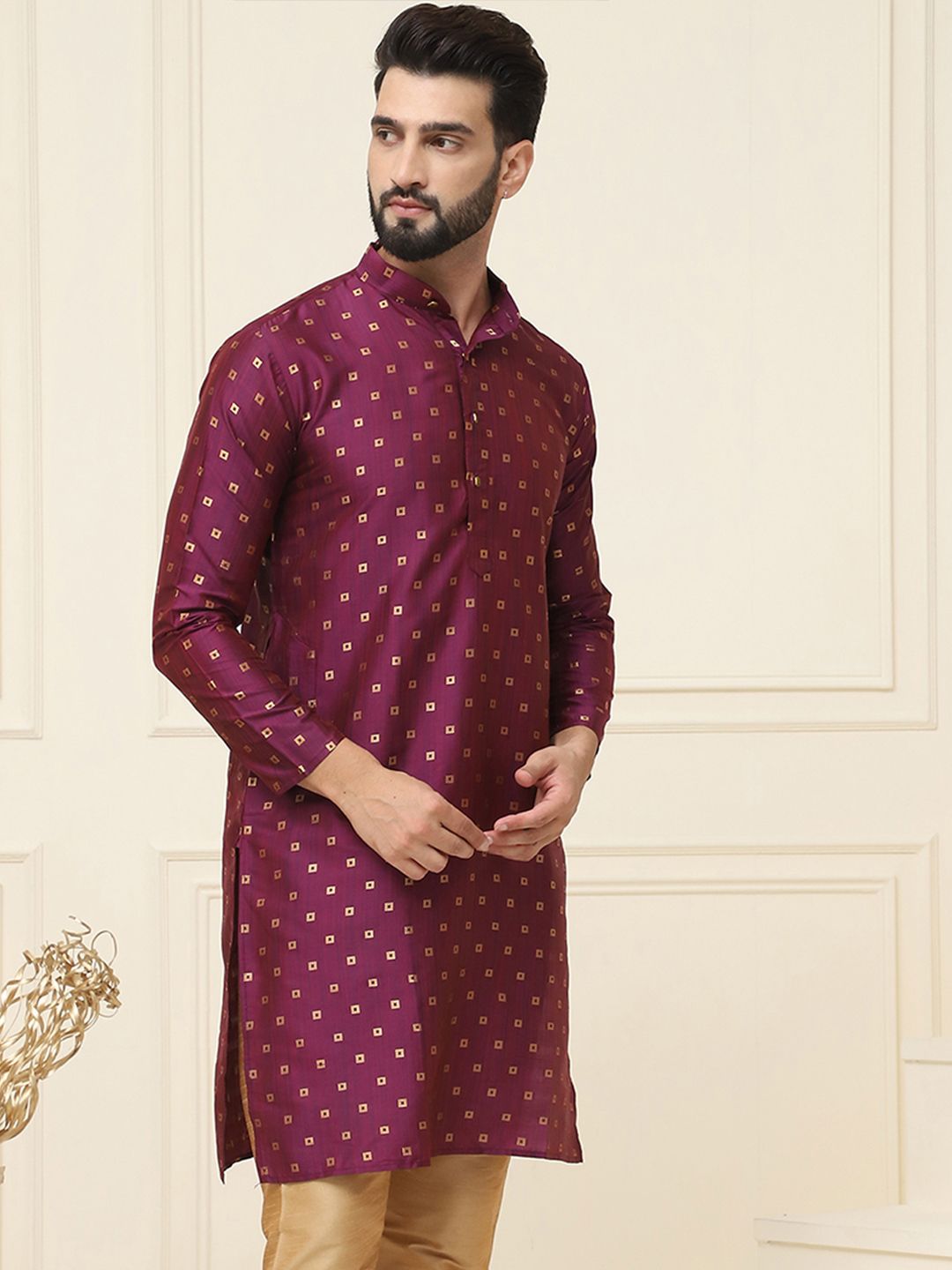 SOJANYA Men Burgundy Woven Design Straight Kurta  Burgundy Tenunan Design straight kurta, mempunyai kolar mandarin, lengan panjang, straight labuh, dan belahan tepi Kurtas