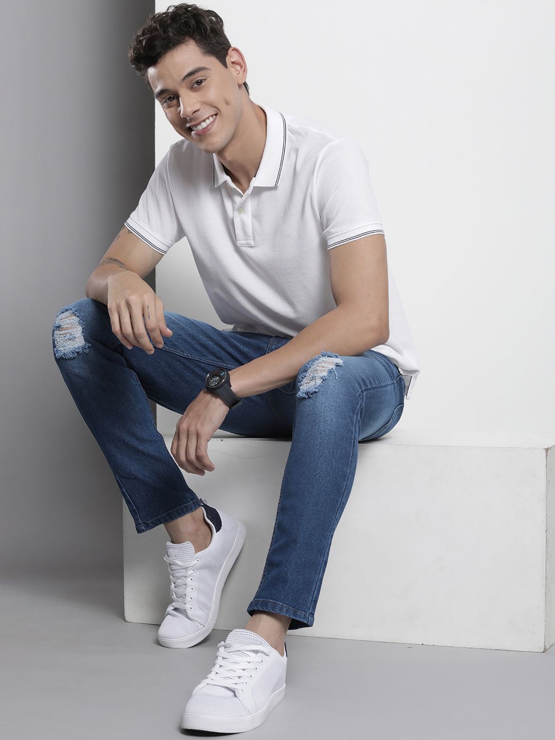 The Indian Garage Co Men Relaxed Fit Low Distress Light Fade Stretchable Jeans