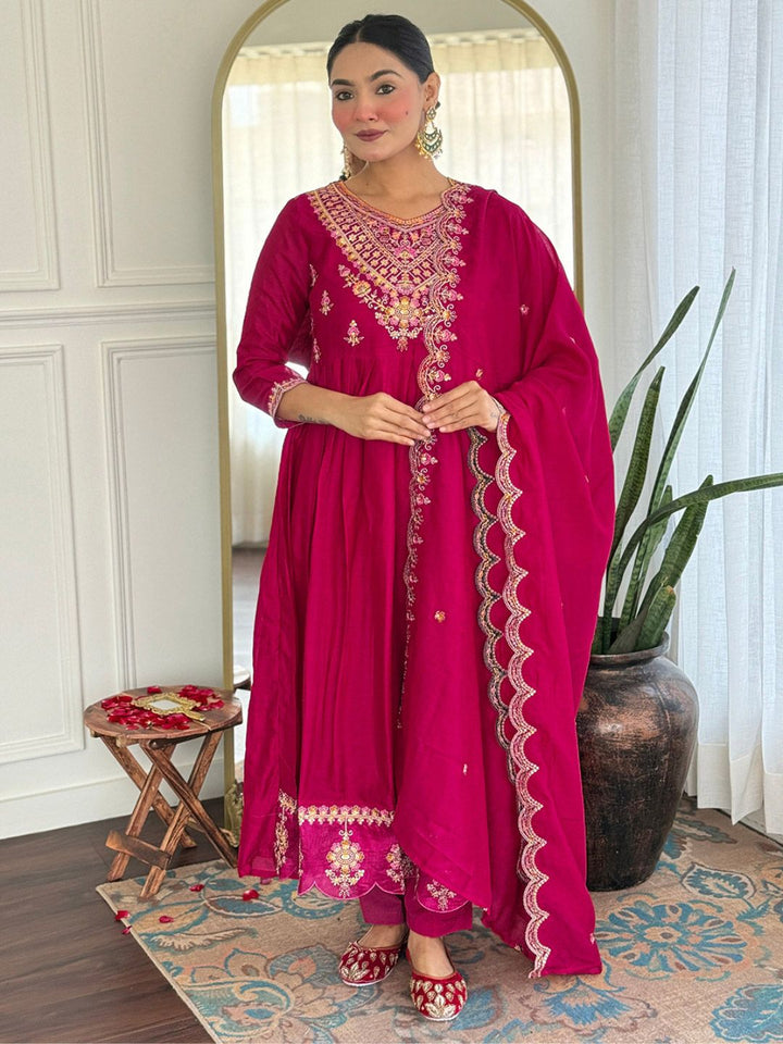 Kalini Reka Bentuk Yoke Floral V-Neck Zari Anarkali Kurta dengan Seluar dan Dupatta