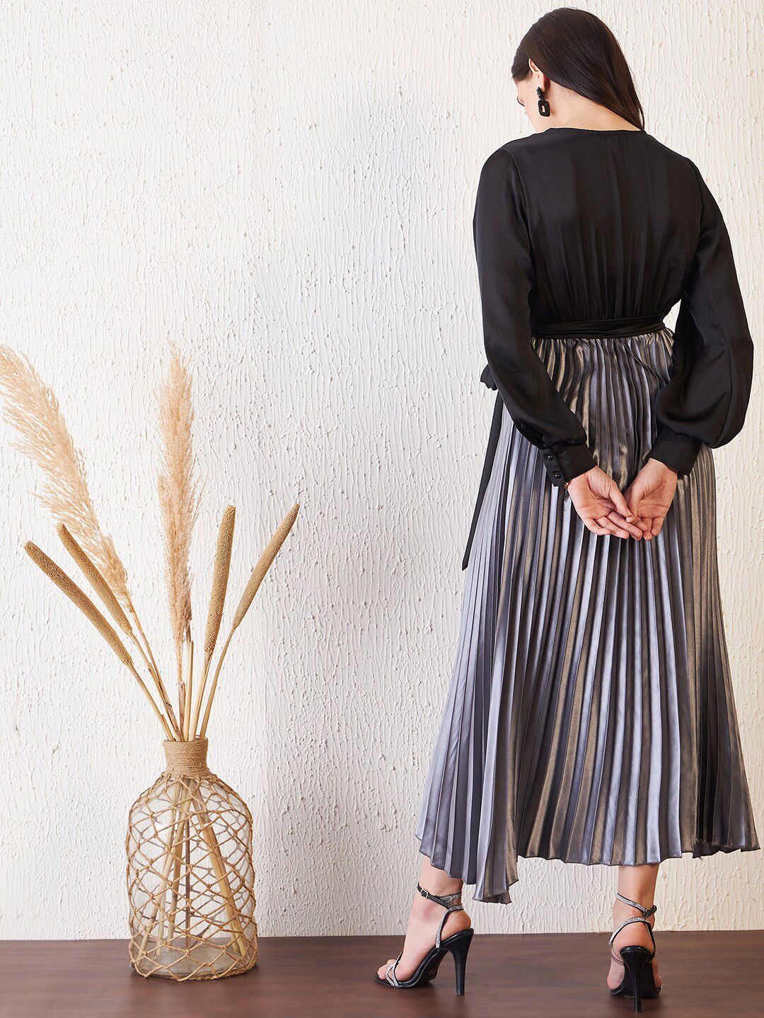 Antheaa Black V-Neck Knotted Fit & Flare Midi Dress