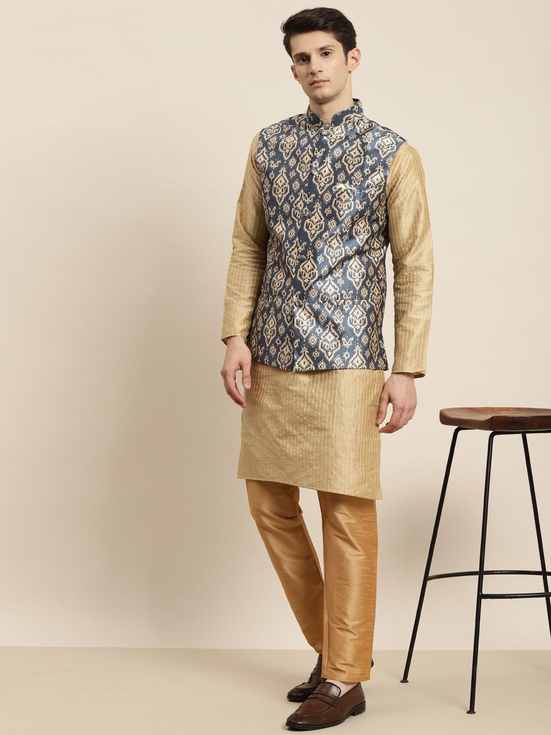 SOJANYA Kurta Emas & Biru Lelaki dengan Jaket Churidar & Nehru