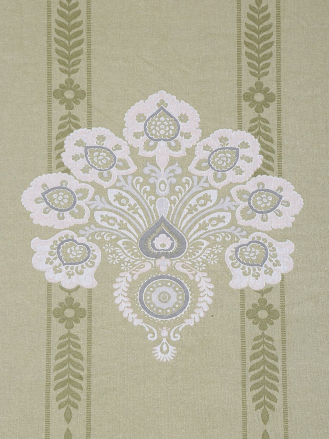 KLOTTHE Green Floral Printed Cotton Double King Bedsheet With 2 Pillow Covers