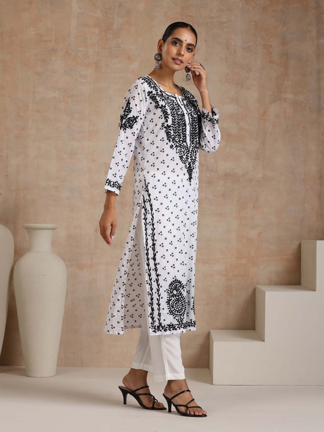 Rumah Wanita Chikankari Kurta Bersulam Mulmul Chikankari Putih