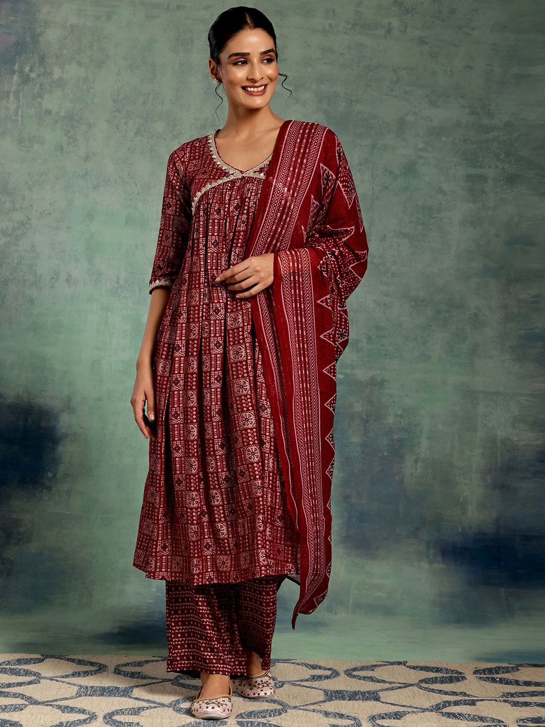 Empayar Bercetak Motif Etnik Libas Perlu Patti Kurta dengan Palazzos & Dengan Dupatta