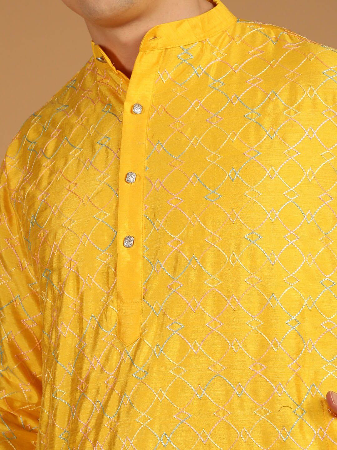 SOJANYA Kurta Kerja Benang Sulam Motif Etnik