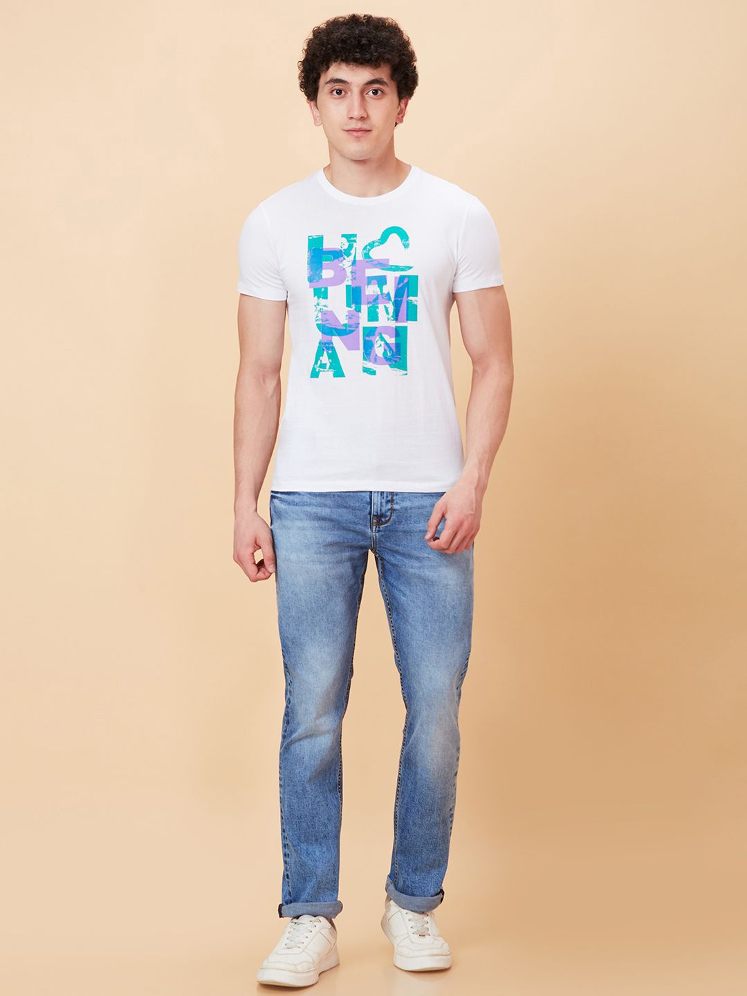 Menjadi lelaki manusia langsing sesuai dengan seluar jeans berat