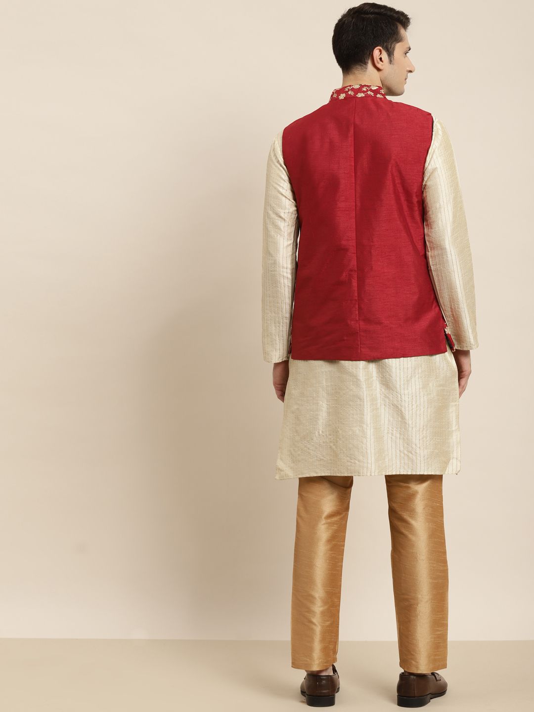SOJANYA Kurta Berwarna Krim & Merah Lelaki dengan Jaket Churidar & Nehru