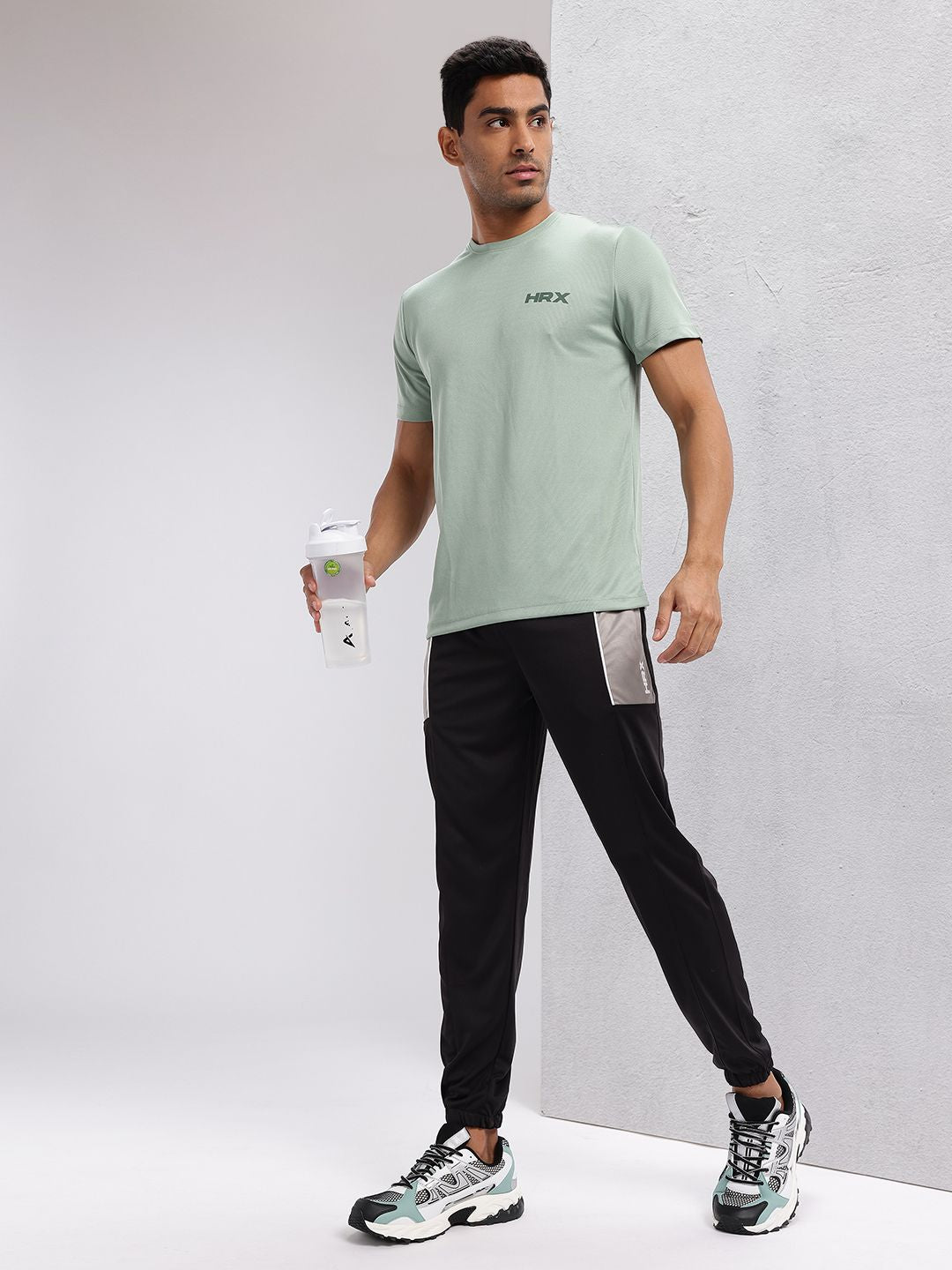HRX by Hrithik Roshan Men Colourblocked Detail Mid-Rise Rapid-Dry Joggers