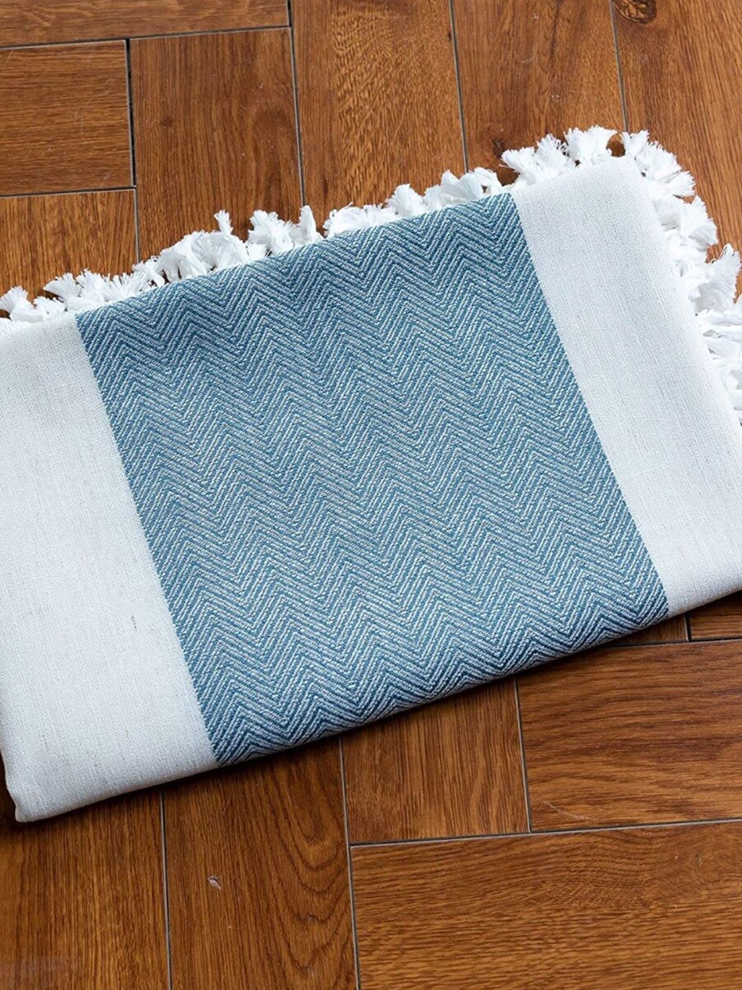 URBAN SPACE Off White & Blue 4-Seater Table Cloth
