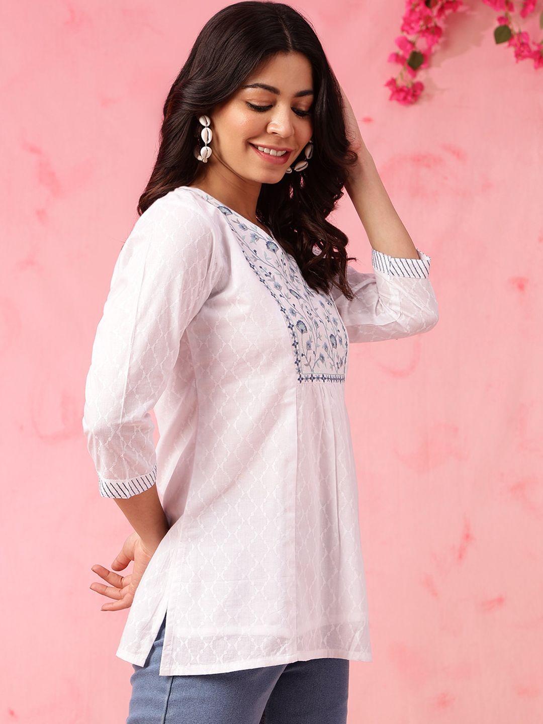 Anouk Floral bersulam V-Neck Pure Cotton Straight Short Kurti