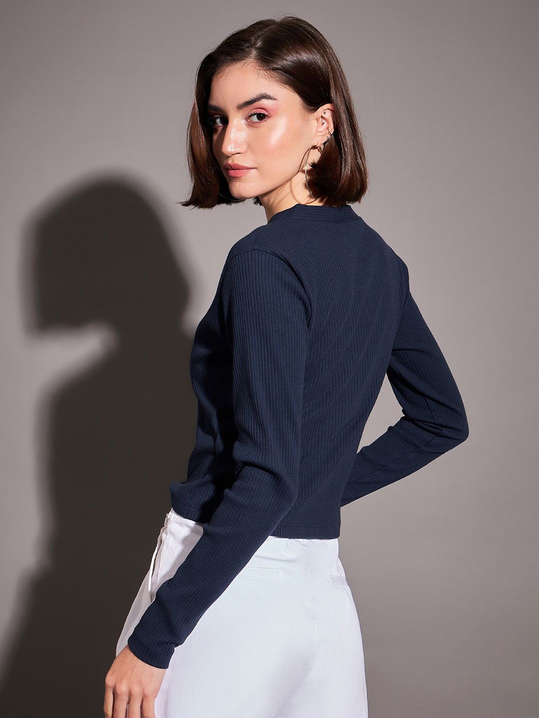 SASSAFRAS V-Neck Long Sleeves Knitted Crop Top