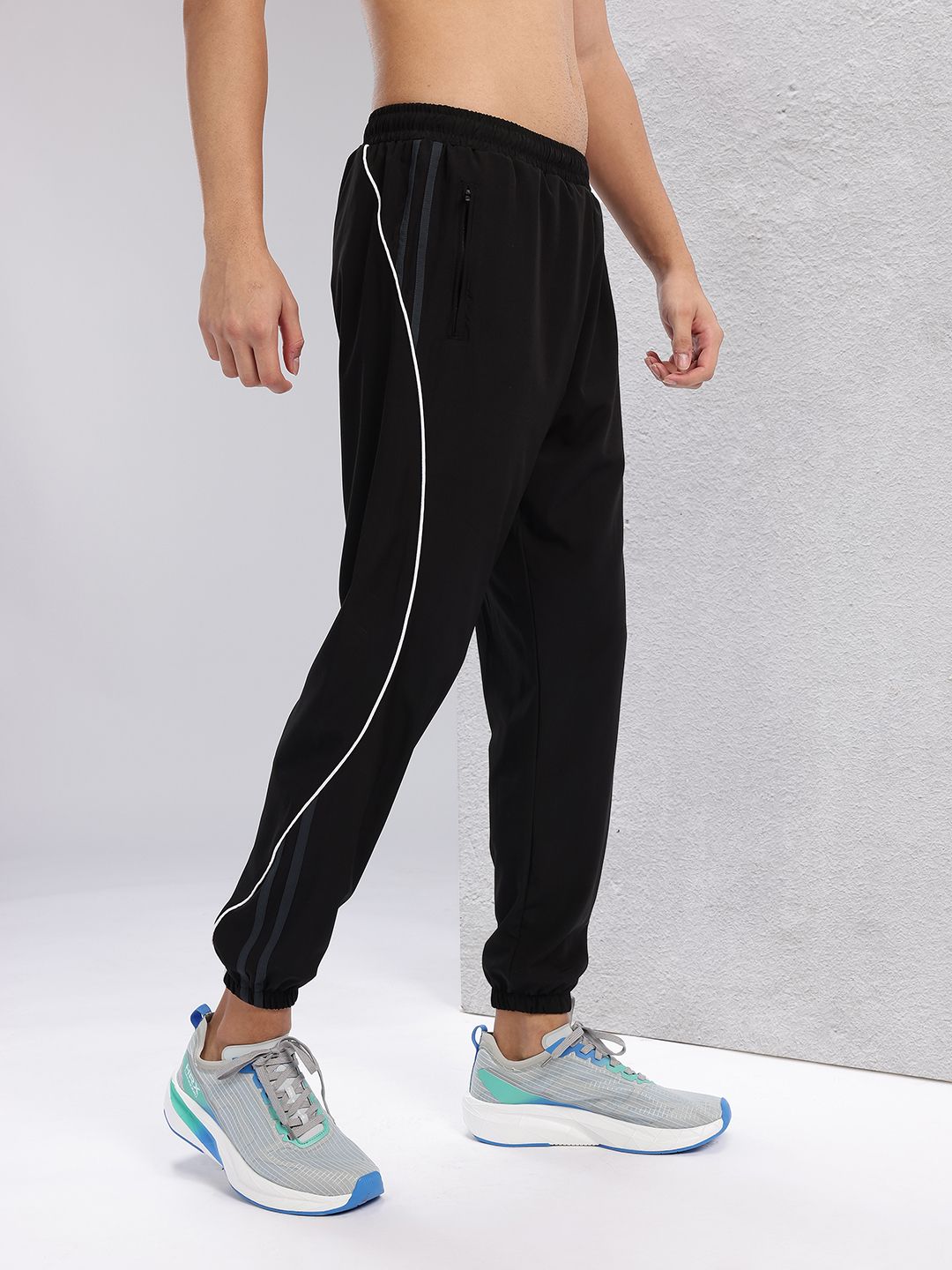 HRX by Hrithik Roshan Men Panelled Rapid-Dry Training Joggers