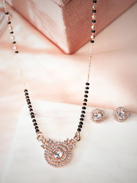 Rubans 18k Rose Gold-Plated Zirconia Zirconia Studded Mangalsutra Set dengan Manik Hitam