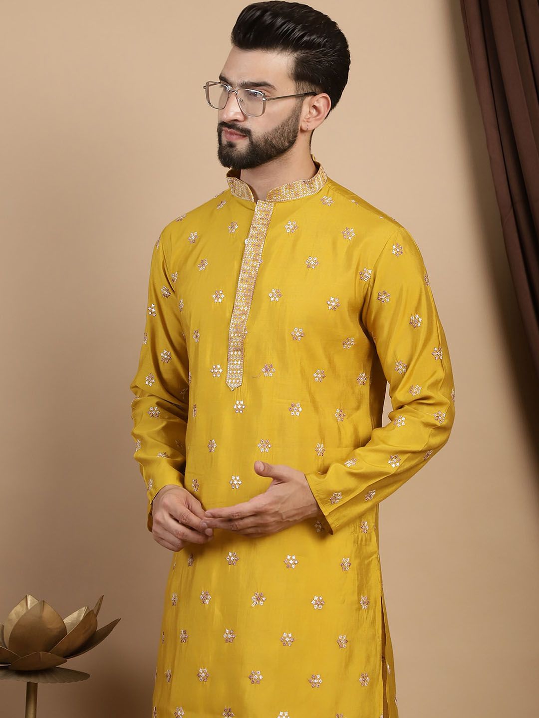 Anouk Kolar Mandarin Sulam Lengan Panjang Kurta Labuci dengan Churidar