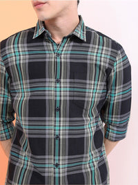 Highlander Men Black & Green Slim Fit Contoh Kasual