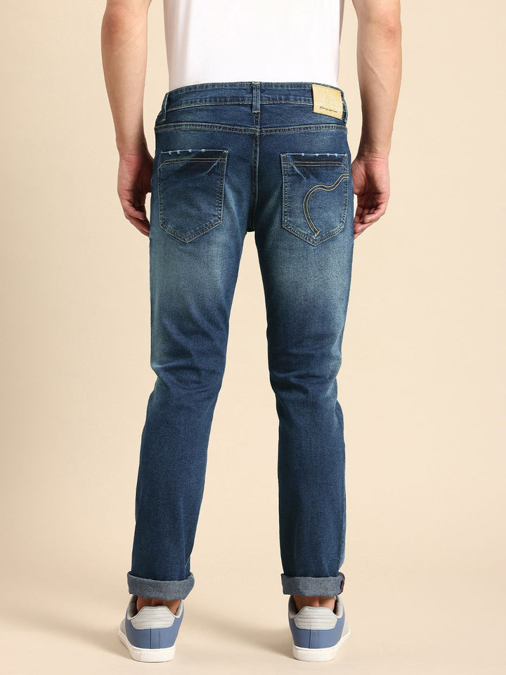 Menjadi lelaki manusia langsing sesuai dengan seluar jeans yang boleh diperbaharui
