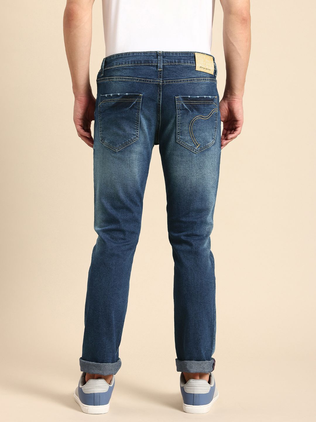 Menjadi lelaki manusia langsing sesuai dengan seluar jeans yang boleh diperbaharui