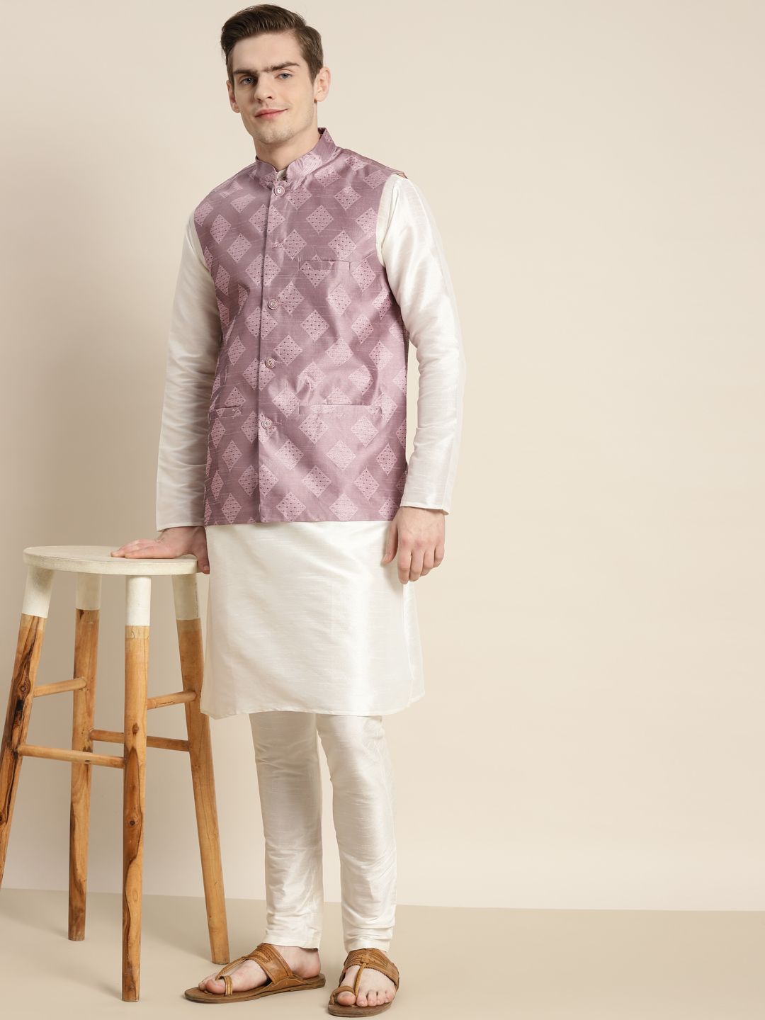 SOJANYA Men Off White Motif Etnik Kurta dengan Churidar